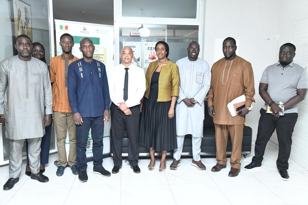 Photo de groupe des participants à la remise du matériel