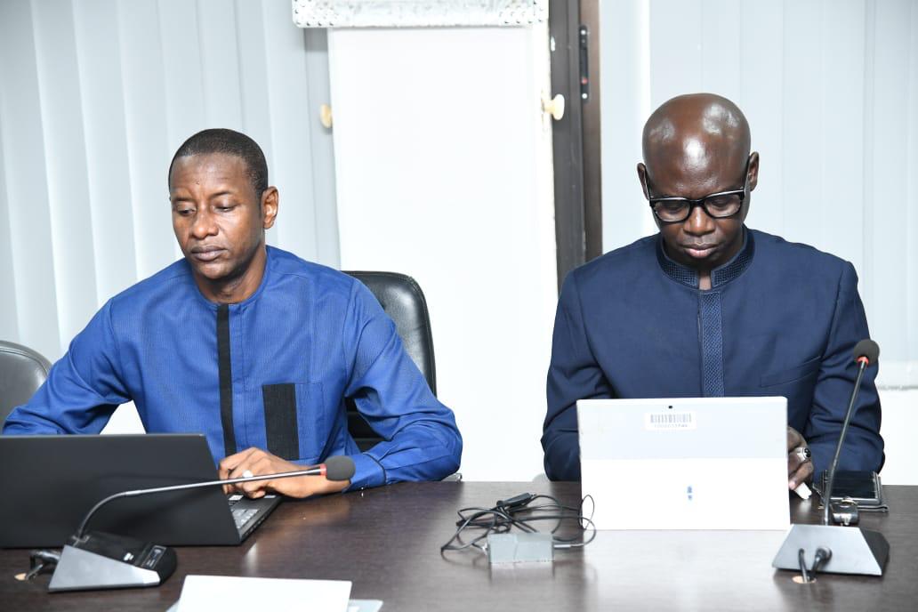 Deux participants travaillant sur ordinateur portable et tablette