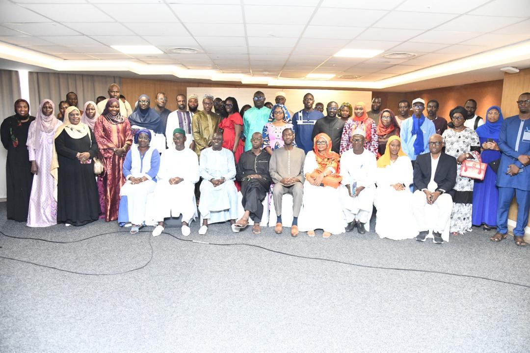 Photo de groupe des participants dans la salle de réunion